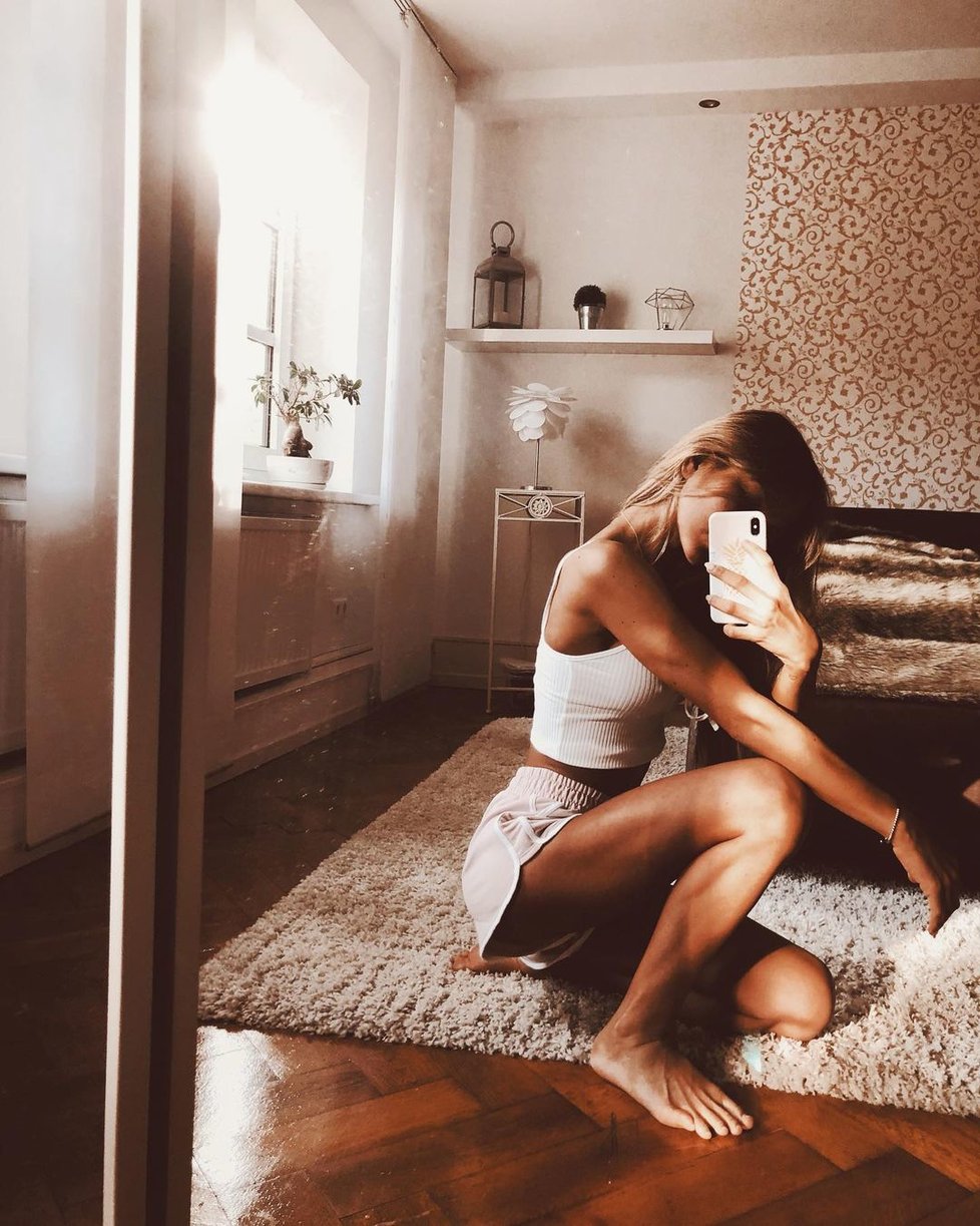 Influencerka trpící anorexií zemřela při letu na dovolenou: Usnula v náruči přítele a už se neprobudila.