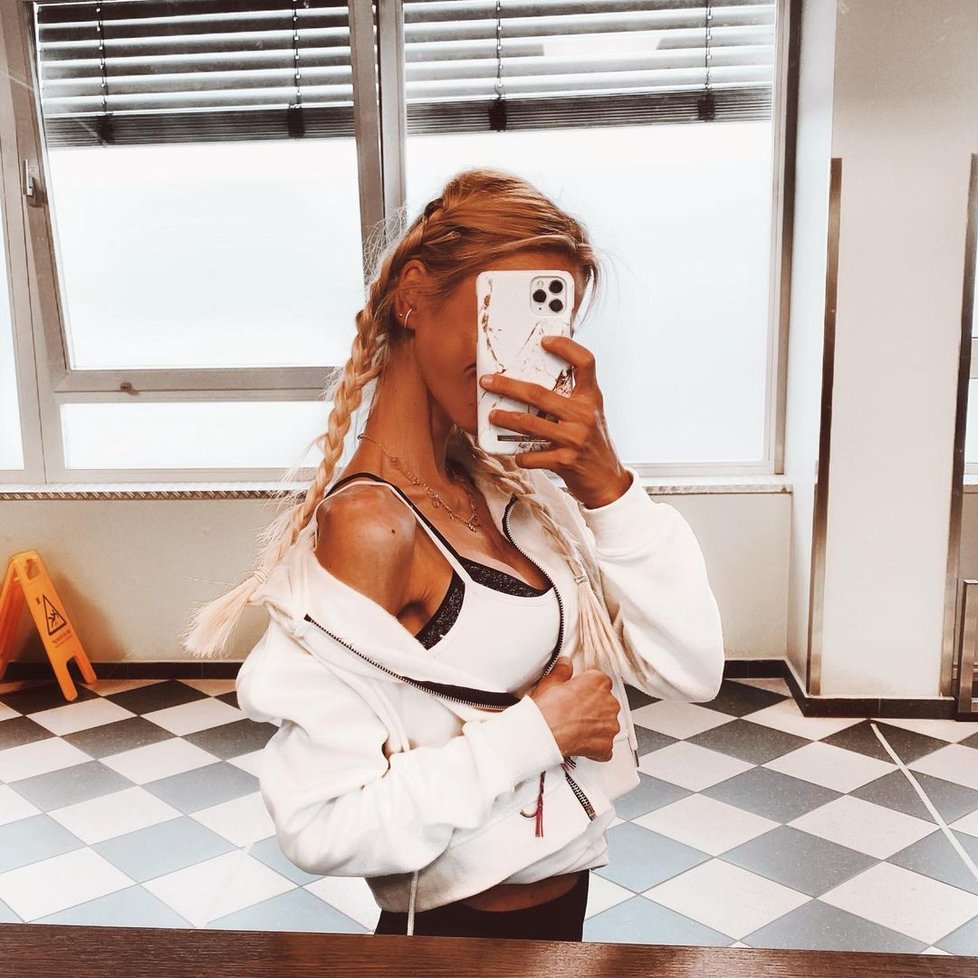 Influencerka trpící anorexií zemřela při letu na dovolenou: Usnula v náruči přítele a už se neprobudila.