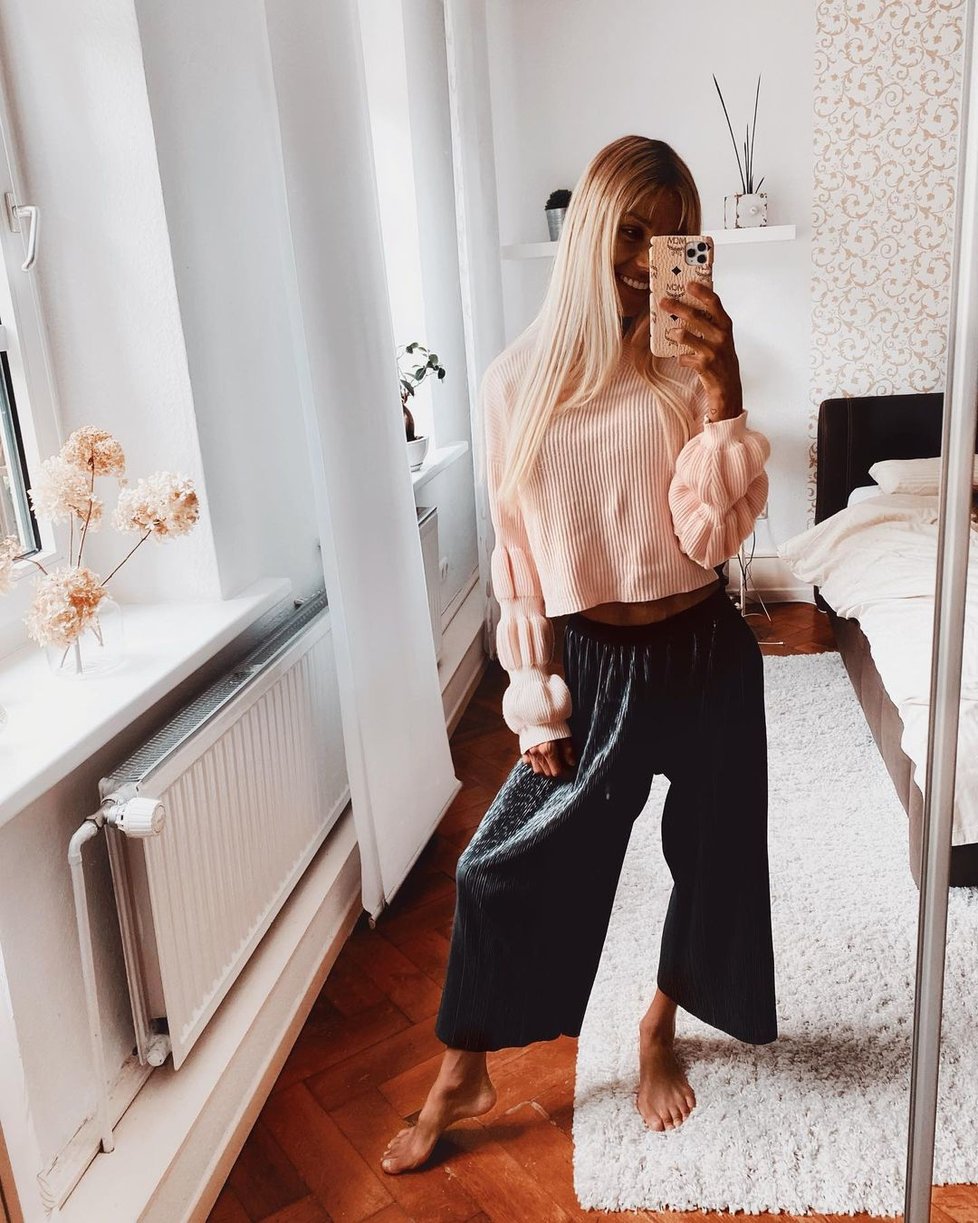 Influencerka trpící anorexií zemřela při letu na dovolenou: Usnula v náruči přítele a už se neprobudila.