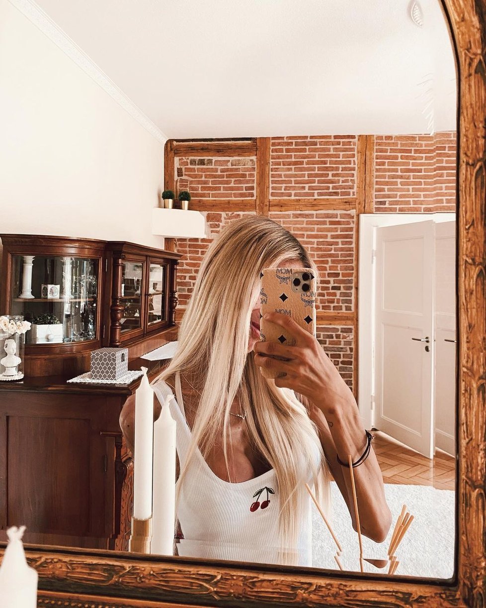 Influencerka trpící anorexií zemřela při letu na dovolenou: Usnula v náruči přítele a už se neprobudila.