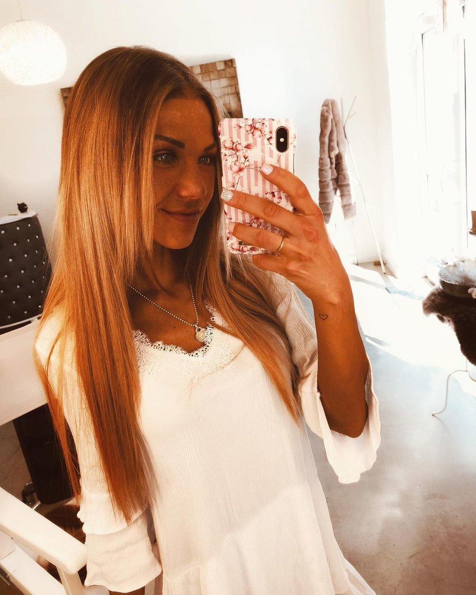 Influencerka trpící anorexií zemřela při letu na dovolenou: Usnula v náruči přítele a už se neprobudila.