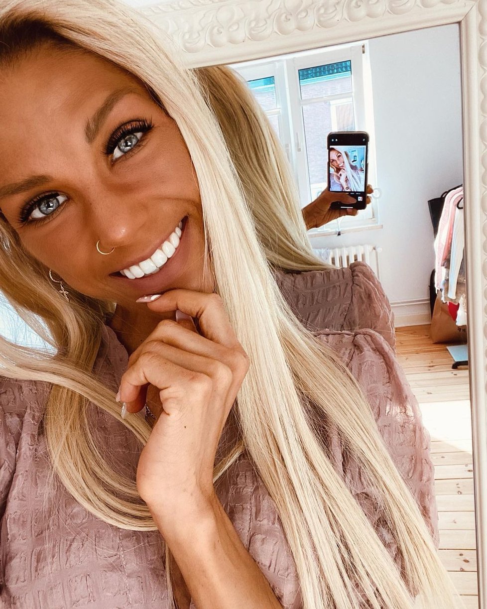 Influencerka trpící anorexií zemřela při letu na dovolenou: Usnula v náruči přítele a už se neprobudila.