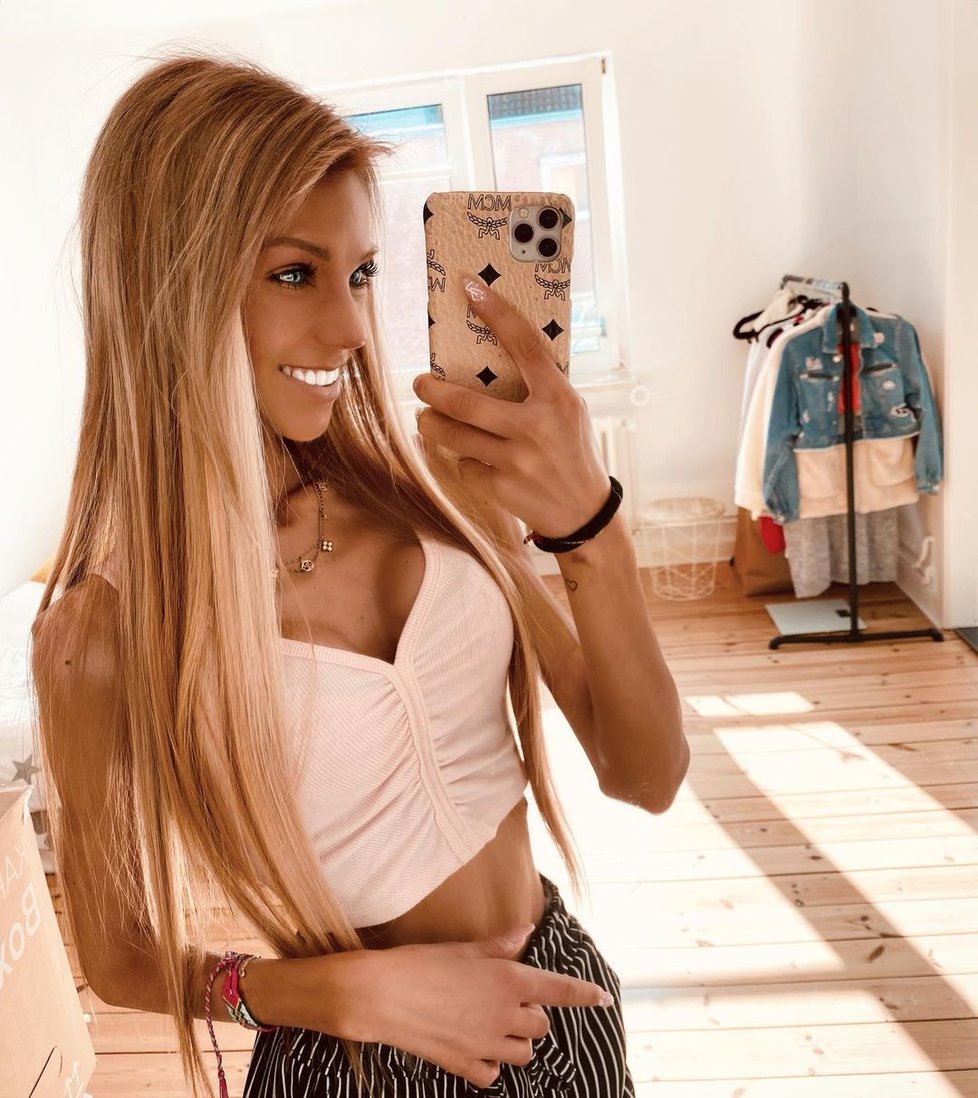 Influencerka trpící anorexií zemřela při letu na dovolenou: Usnula v náruči přítele a už se neprobudila.