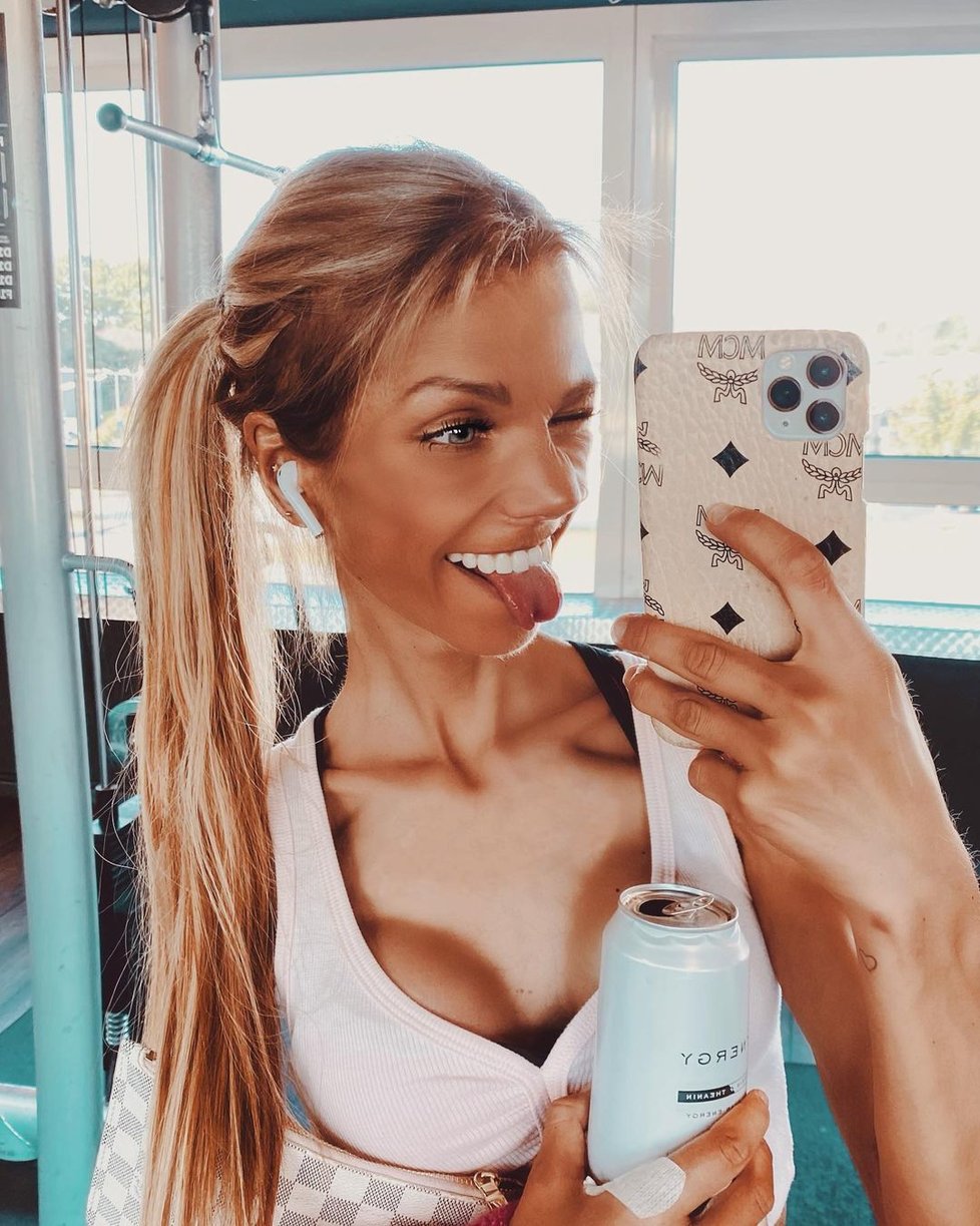 Influencerka trpící anorexií zemřela při letu na dovolenou: Usnula v náruči přítele a už se neprobudila.