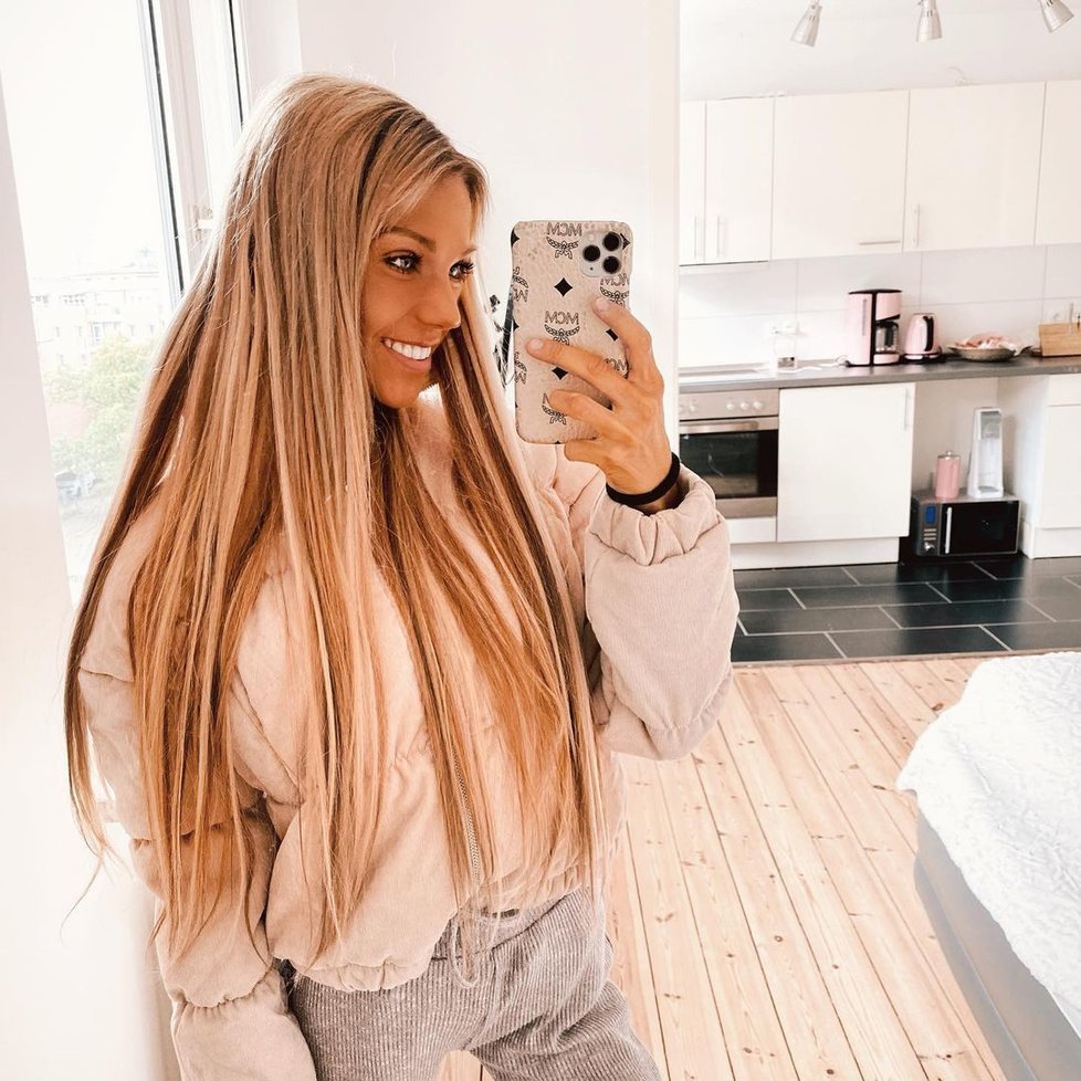 Influencerka trpící anorexií zemřela při letu na dovolenou: Usnula v náruči přítele a už se neprobudila.