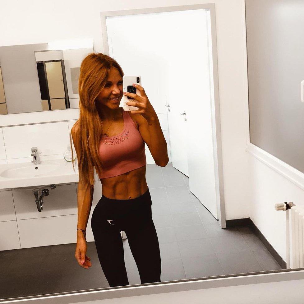 Influencerka trpící anorexií zemřela při letu na dovolenou: Usnula v náruči přítele a už se neprobudila.