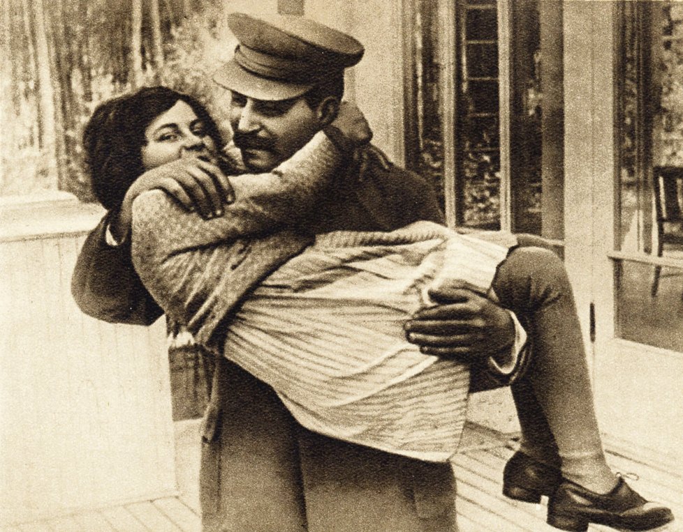 Světlana v náručí Josifa Stalina v roce 1940. Její matka byla jeho druhou ženou.