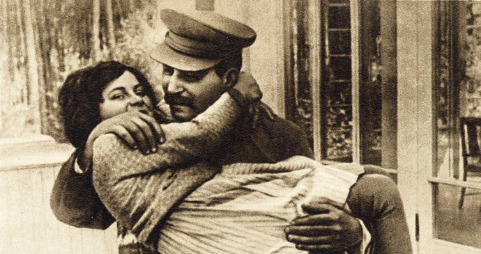 Světlana v náručí Josifa Stalina v roce 1940. Její matka byla jeho druhou ženou.