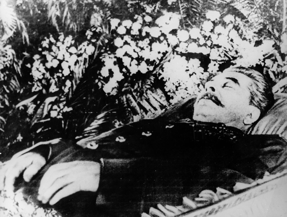 Stalin byl po smrti vystaven