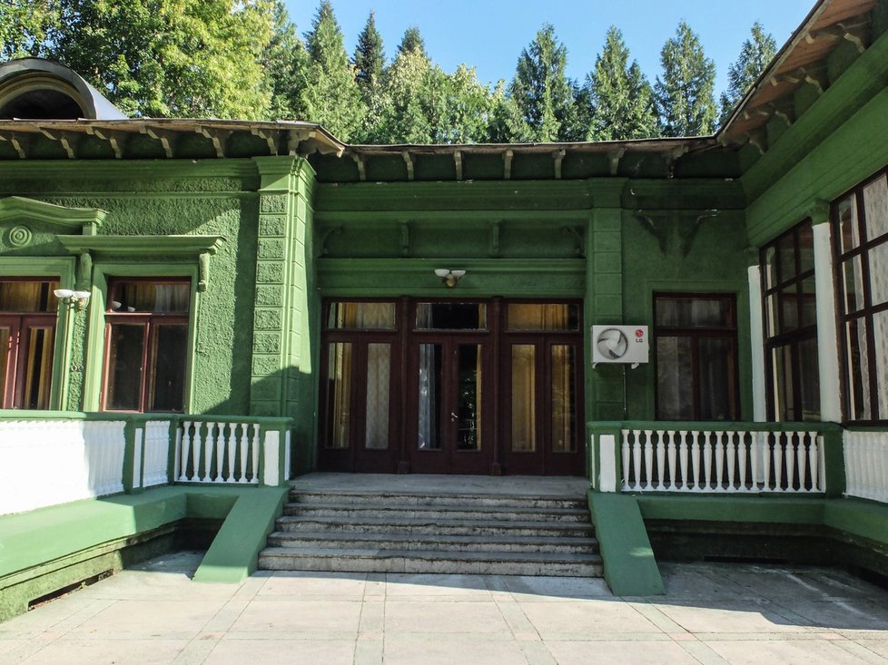 Stalinovo prázdninové sídlo u jezera Rica v Abcházii