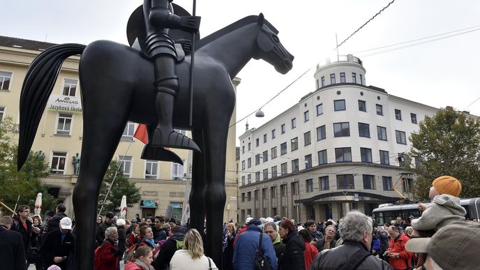Kůň s jezdcem stojí před kostelem svatého Tomáše, kde je Jošt pohřbený. Kůň s jezdcem stojí před kostelem svatého Tomáše, kde je Jošt pohřbený.