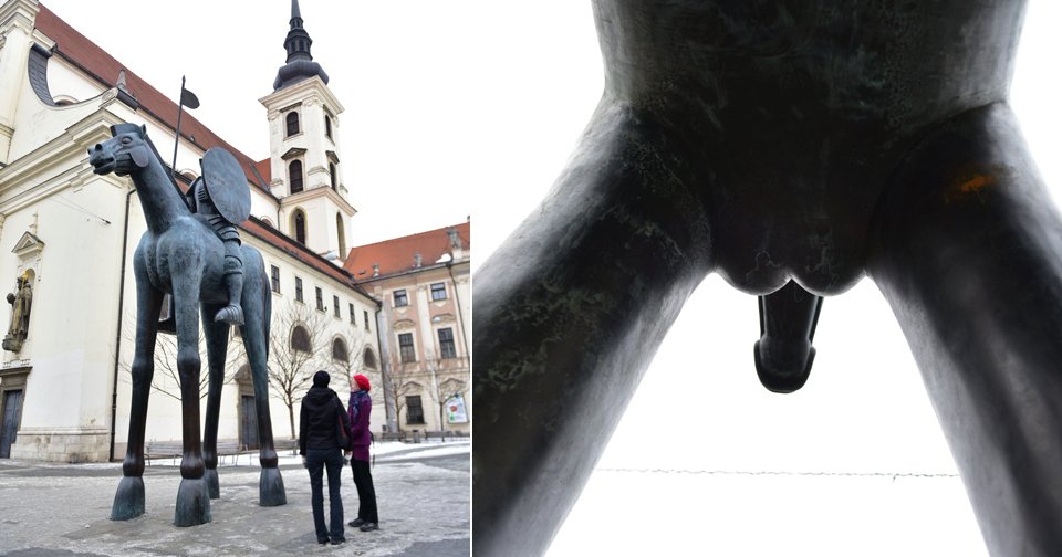 Jezdecká socha Jošta Lucemburského připomíná z určitého úhlu penis.