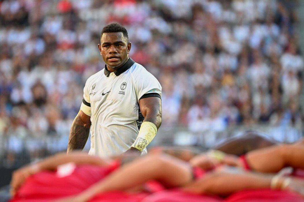 Fidžijský centr Josua Tuisova zmeškal pohřeb vlastního syna kvůli zápasu v ragby.