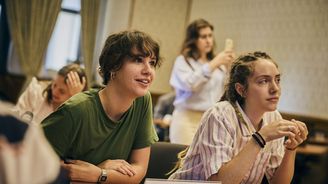 Elitní američtí novináři v pražské Grébovce otevírají své kauzy. Před očima nadějí žurnalistiky Elitní američtí novináři v pražské Grébovce otevírají své kauzy. Před očima nadějí žurnalistiky
