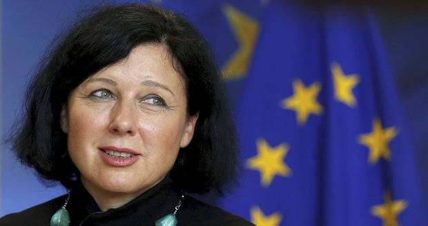 Jourová „zkazila“ eurovolby, tvrdí vlivný web. Vytkl jí Slováky i ženy