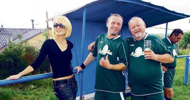 Jovanka s Pepou a s kolegou Kuželkou na hřišti TJ Broumov
