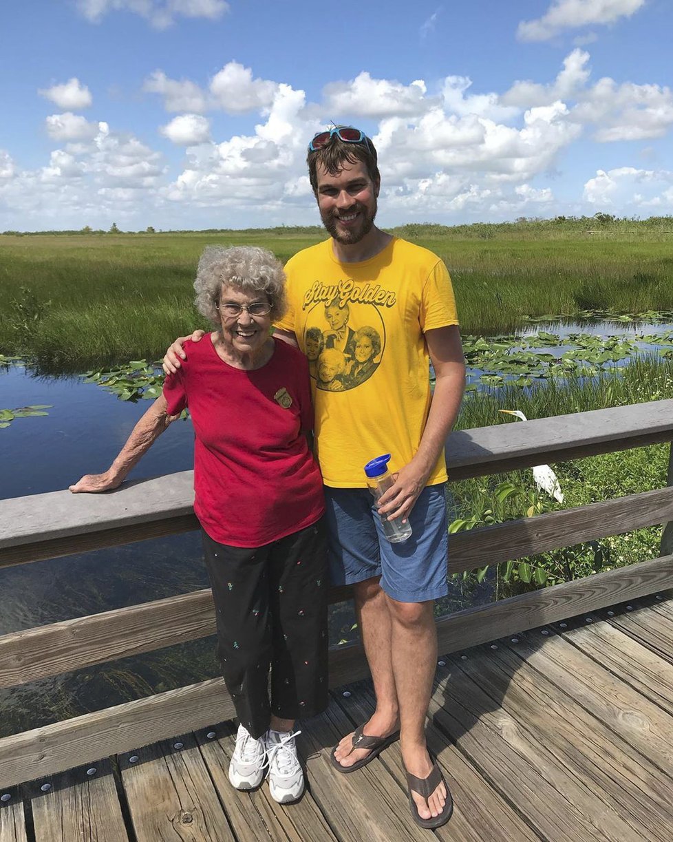 Dvojice vnuka a babičky na cestách po amerických národních parcích