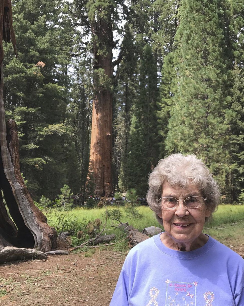 Joy Ryanová (89) v Národním parku Sequoia