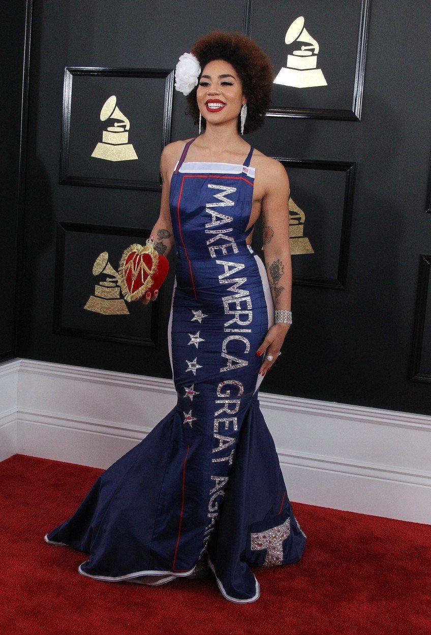 Zpěvačka Joy Villa v šatech na podporu Donalda Trumpa s heslem Make America Great Again