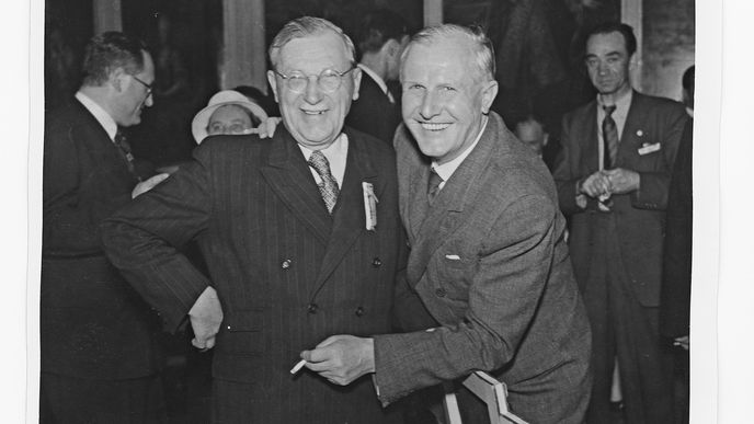 Jóža David a primátor Václav Vacek na Večeru slezských písní v sále Městské knihovny v Praze 2. června 1947
