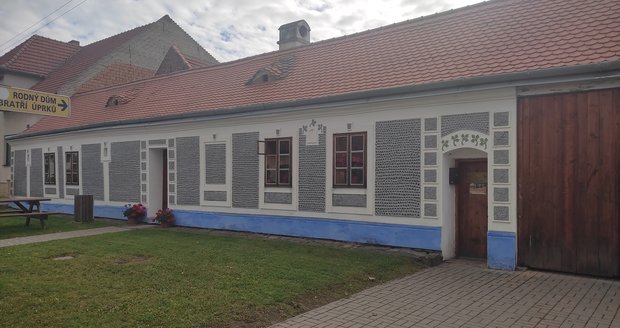 Rodný dům Joži Úprky v Kněždubě je opraven a slouží jako muzeum.
