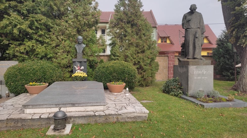 Hroby bratří Úprků na Slováckém Slavíně v Kněždubu, vlevo je Jožův, vpravo jeho bratra Franty.