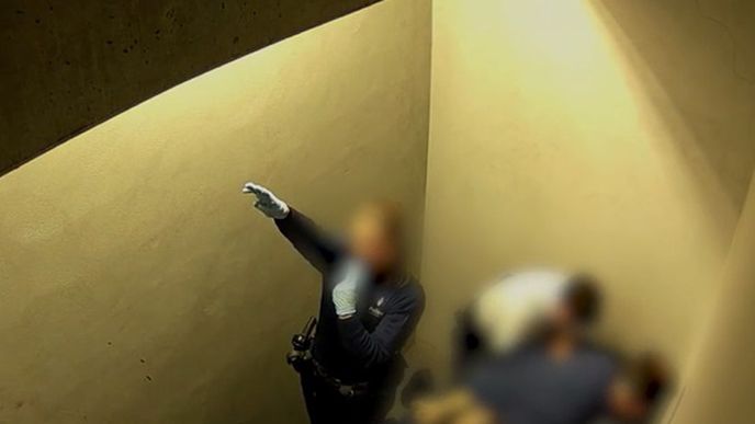 Jozef Chovanec zemřel v belgické cele, snímek z videa, které obsahuje brutální postup policistů.