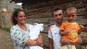 Pepa se svou partnerkou, novorozeným synem Adámkem a starší Jožkou (4), kterého ztratil v opilosti