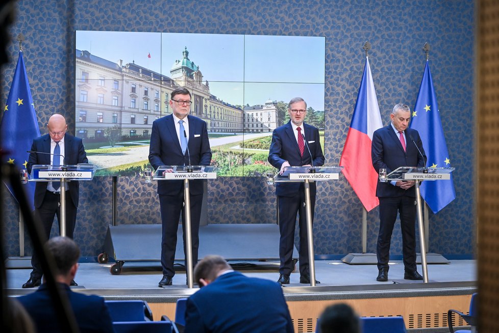Tiskovka po jednání vlády: Účastnili se jí Fiala, Stanjura, Síkela i šéf ČEZ Daniel Beneš. (23.11.2023)