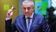 Ministr průmyslu a obchodu Jozef Síkela zvoněním zahajuje zasedání energetických ministrů EU v Bruselu