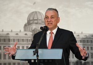 Ministr průmyslu a obchodu Jozef Síkela (za STAN) hovořil o zkapalněném plynu pro Česko (19. 7. 2022).