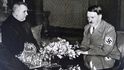 Jozef Tiso u jednacího stolu s vůdcem Adolfem Hitlerem.