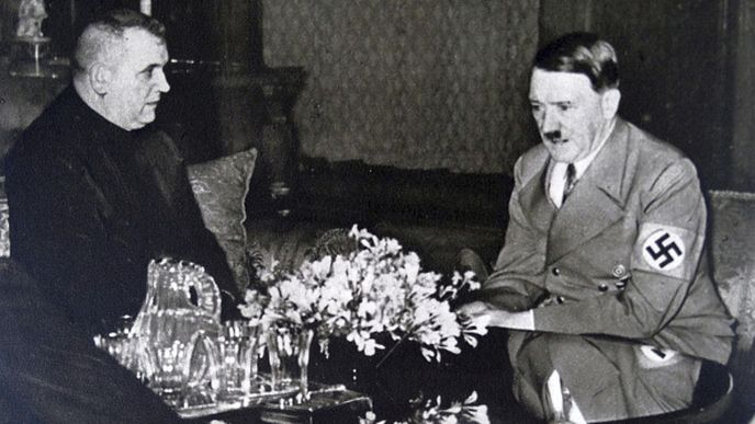 Jozef Tiso u jednacího stolu s vůdcem Adolfem Hitlerem.