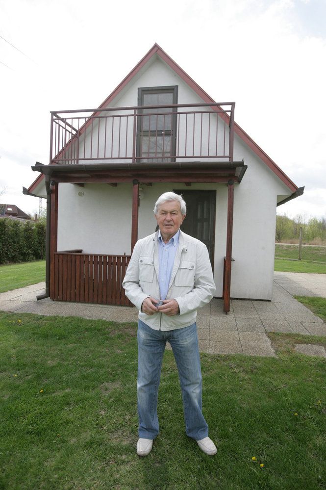 14:00 - A jdeme k Jožkovi na chatu. Kousek od břehu řeky Dyje je jeho království, tady relaxuje. Hacienda vyrostla na bývalém smetišti, hned vedle hráze. I když není rybářem, rád posedí s kamarádem Frantou, mezi jehož velké úlovky patří i dvanáctikilový kapr. 