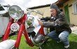 10:30 - Rodinný zahradník uloží sekačku do dílny a už tlačí svého naleštěného miláčka z garáže. Motocykl Jawa 250 Sport si Jožka hýčká, je to veterán, úctyhodný kmet. „Když je deštivé počasí, zalezu si do dílničky a hraju si na mechanika. Aby moje stroje byly krásné a nablýskané,“ dodává hrdě. „Jezdíval jsem na skútru. Byl to Manet a kdysi přišel asi na šest tisíc,“ upřesňuje.