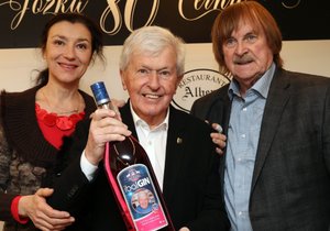 Karel Vágner s manželkou Katinou Jožkovi věnovali pětilitrovou láhev alkoholu.
