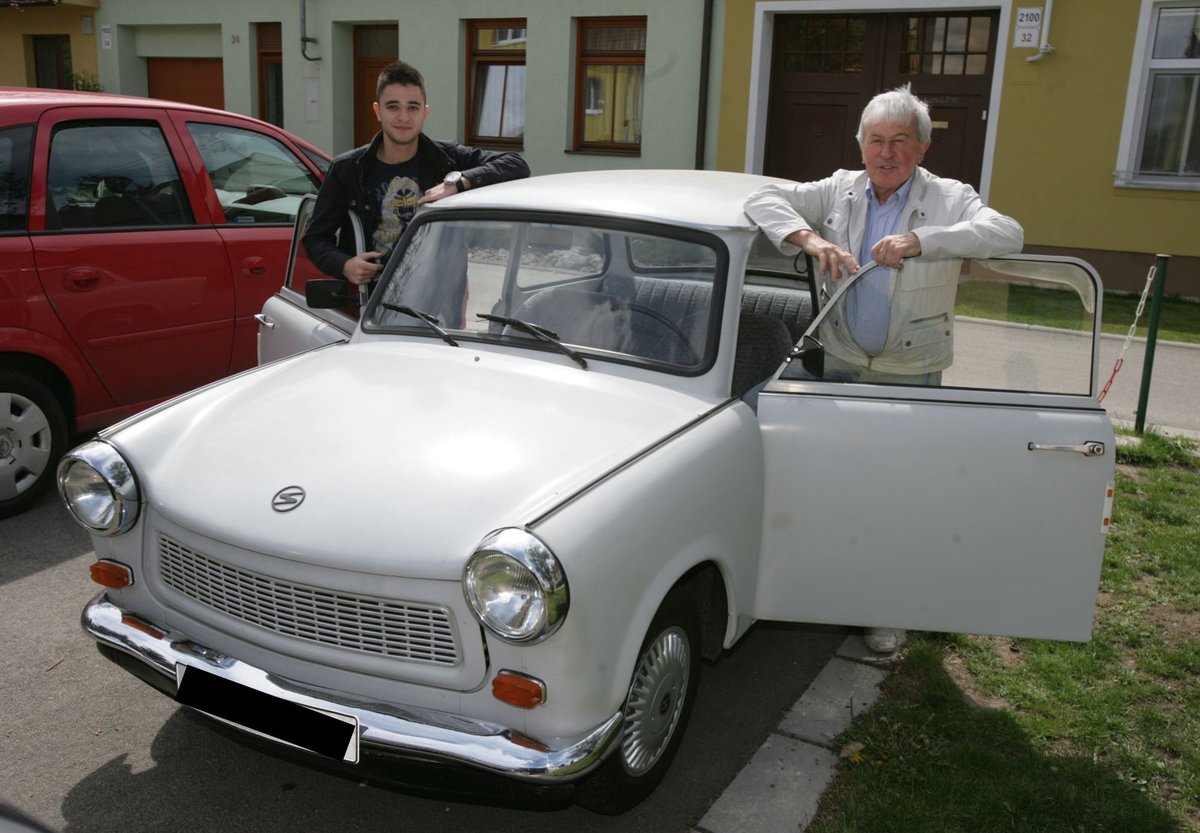 13:30 - Po dobrém obědě Jožka předvede další chloubu – vypulírovaného trabanta. „Tento trabant dříve patřil panu řídícímu. Za tři měsíce jsem ho celý rozdělal, spravil a dal dohromady. Na srazu veteránů byl oceněn cenou za originalitu. Vše včetně pneumatik je na něm totiž originální,“ zdůrazňuje pyšný majitel (na fotografii s vnukem Sašou).