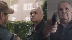 Jožo Rážovi šibe?! V drsném videoklipu míří zbraní na novináře