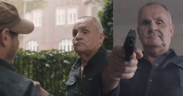 Jožo Rážovi přeskočilo?! V drsném videoklipu míří zbraní na novináře  
