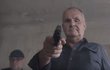 Jožo Ráž v drsném videoklipu míří pistolí na novináře