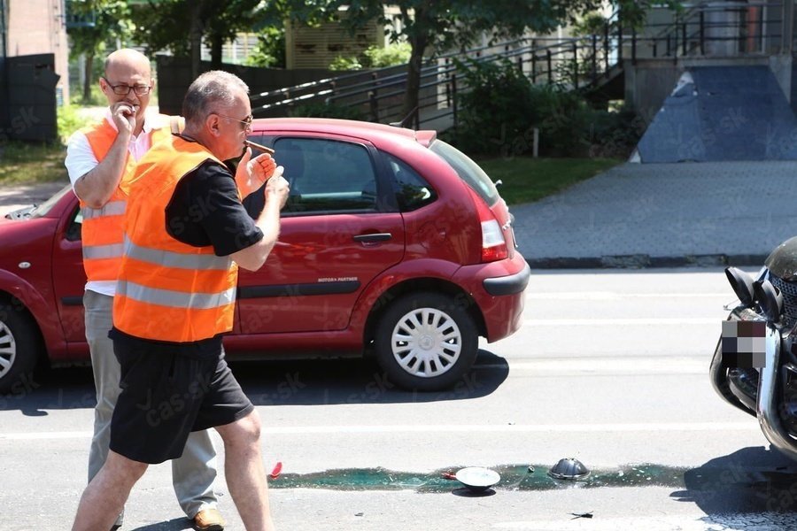 Jakmile Ráž po bouračce vylezl z auta, zapálil si doutník, aby uklidnil nervy.