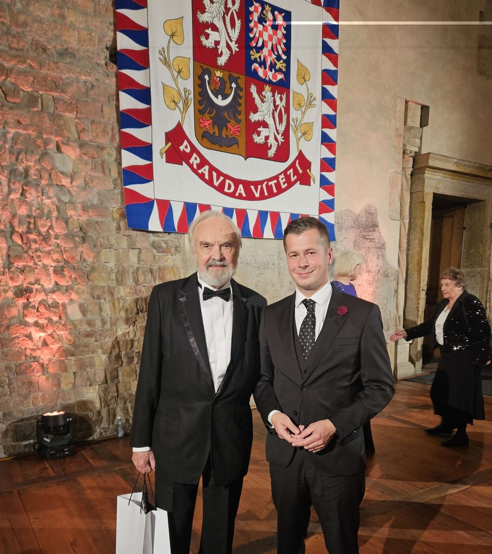 Poslanec Jiří Horák (KDU-ČSL) na Hradě se Zdeňkem Svěrákem (28.10.2025) Poslanec Jiří Horák (KDU-ČSL) na Hradě se Zdeňkem Svěrákem (28.10.2025)