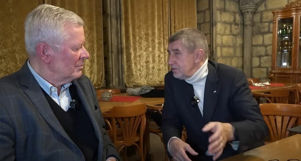 Josef Skála (KSČM) dělá rozhovor s Andrejem Babišem (ANO) (21.1.2022)