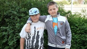 Dominik (13, vpravo) a Pavel (10, vlevo) se nestravují úplně podle pravidel správné výživy. Narozdíl od Pavla se však Dominik aktivně věnuje sportu. S jeho nadváhou to proto není tak hrozné.