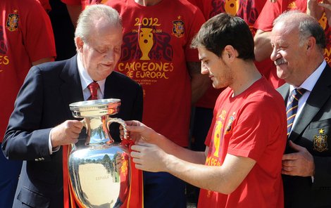 Král Juan Carlos I. si prohlíží trofej mistrů Evropy, kterou mu předává Casillas.