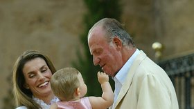 Současná španělská královna Letizia drží svoji dceru Leonor ve společnosti bývalého španělského krále Juan Carlose I.