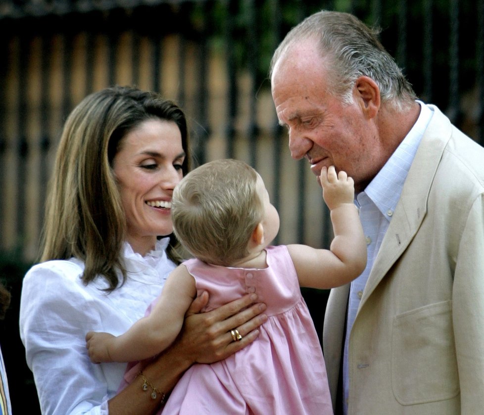 Současná španělská královna Letizia drží svoji dceru Leonor ve společnosti bývalého španělského krále Juan Carlose I.