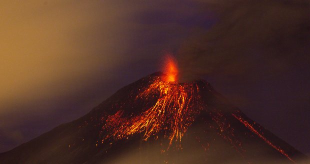 Takto fotil Juan David Cevallos erupce ekvádorské sopky Tungurahua.