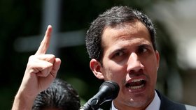 Opoziční lídr Juan Guaidó složil přísahu jako úřadující prezident Venezuely