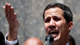 Opoziční lídr Juan Guaidó složil přísahu jako úřadující prezident Venezuely